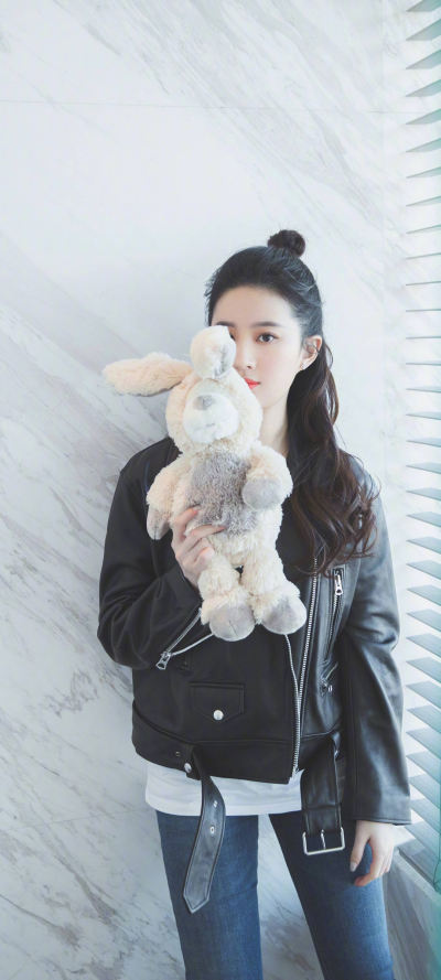 人像壁纸 刘亦菲 毛绒兔子 美女手机壁纸