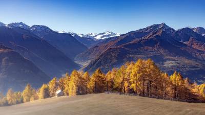 风景壁纸 秋意正浓 树林 小屋 雪山