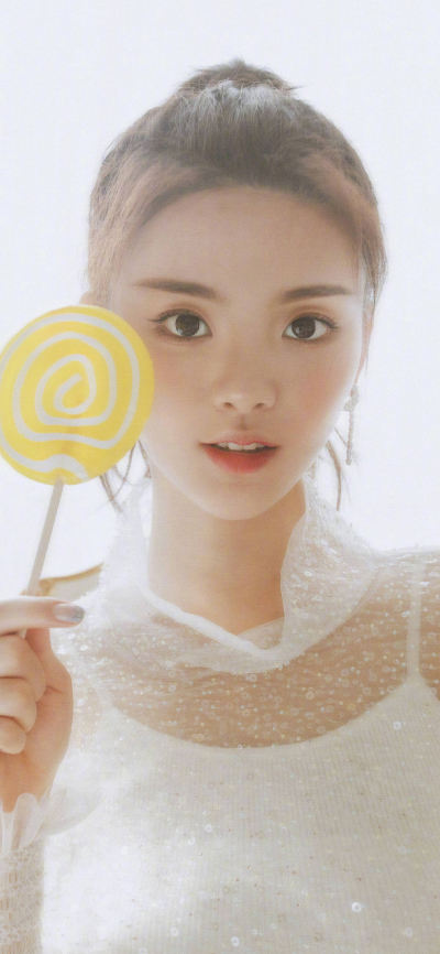 人像壁纸 [2436×1125]杨超越 歌手 火箭少女101 明星 苹果手机美女壁纸图片