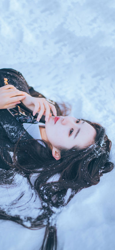 人像壁纸 [2436×1125]女孩 雪地 写真 文艺 唯美意境 苹果手机美女壁纸图片