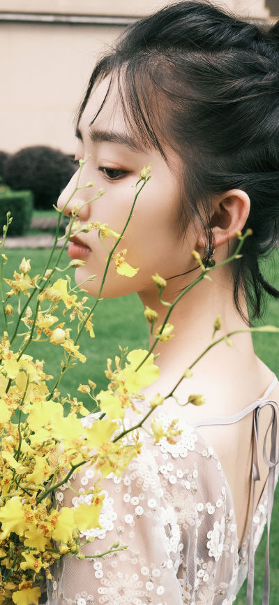 人像壁纸 [2436×1125]邓恩熙 演员 明星 艺人 花束 苹果手机美女壁纸图片