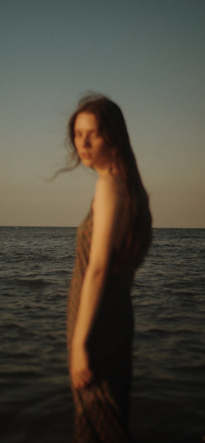 人像壁纸 [2436×1125]欧美 女孩 海边 写真 朦胧 苹果手机美女壁纸图片