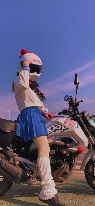 人像壁纸 [2436×1125]机车 摩托车 少女 头盔 苹果手机美女壁纸图片