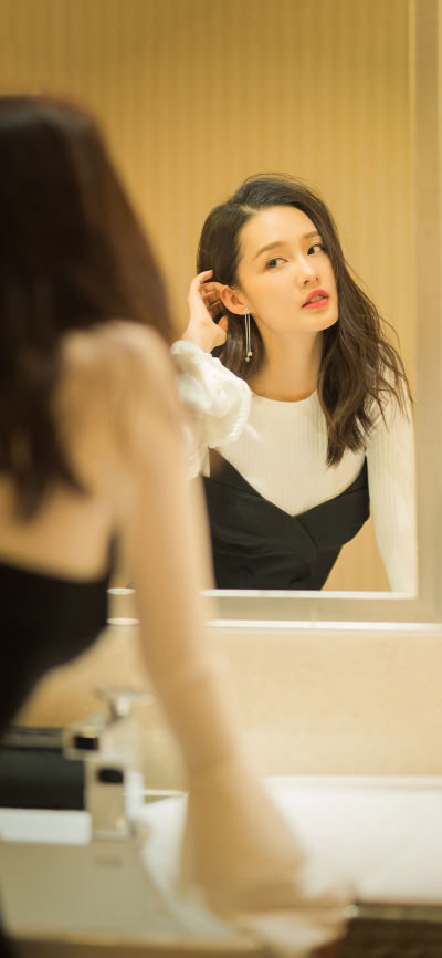 人像壁纸 [2436×1125]李沁 演员 明星 艺人 时尚 镜子 苹果手机美女壁纸图片
