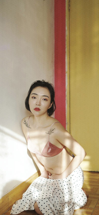人像壁纸 [2436×1125]短发 女孩 港风 写真 苹果手机美女壁纸图片