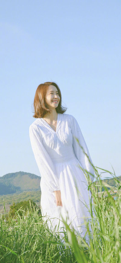 人像壁纸 [2436×1125]林允儿 韩国 演员 明星 歌手 艺人 山坡 苹果手机美女壁纸图片