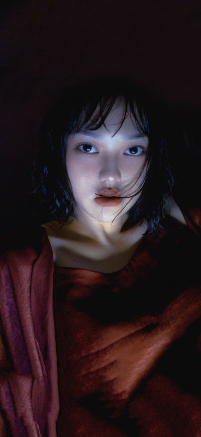 人像壁纸 [2436×1125]日系写真 少女 湿发 妆容 苹果手机美女壁纸图片