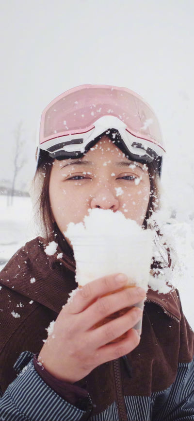 人像壁纸 [2436×1125]陈意涵 演员 明星 艺人 雪地 冬天 苹果手机美女壁纸图片