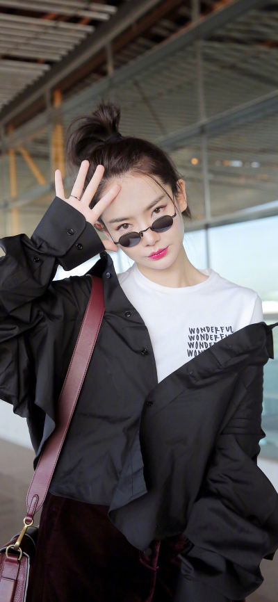 人像壁纸 [2436×1125]戚薇 演员 艺人 机场秀 苹果手机美女壁纸图片
