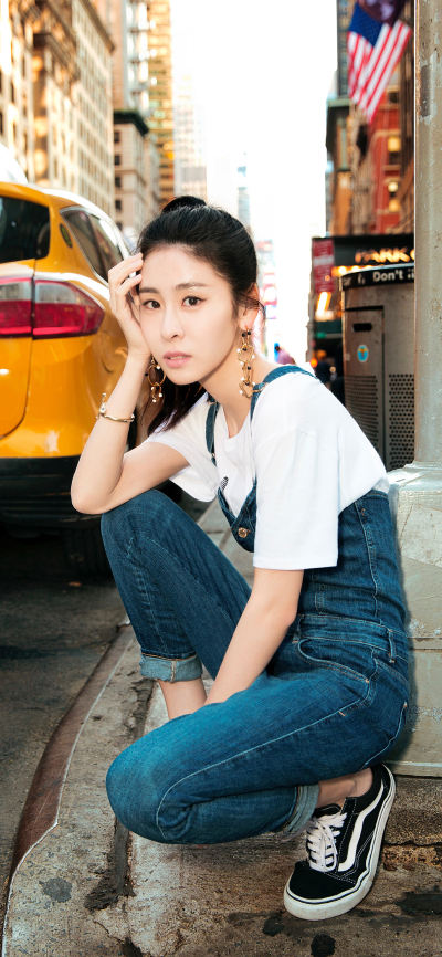 人像壁纸 [2436×1125]艺人 歌手 街拍 张碧晨 苹果手机美女壁纸图片