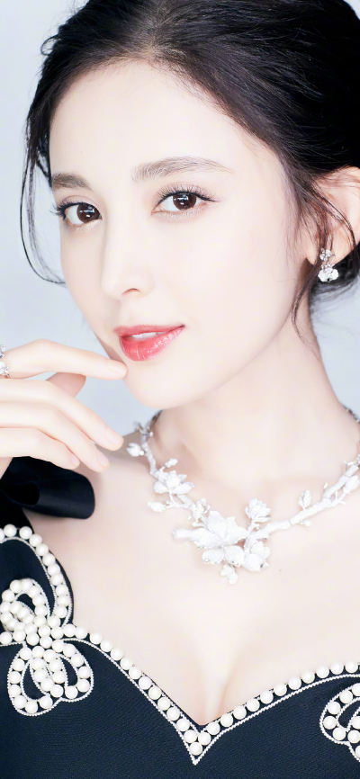 人像壁纸 [2436×1125]古力娜扎 演员 艺人 肤白貌美 苹果手机美女壁纸图片