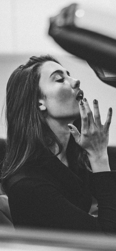人像壁纸 [2436×1125]欧美美女 写真 补妆 汽车 黑白 苹果手机美女壁纸图片