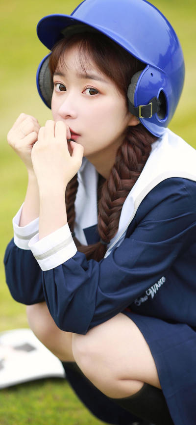 人像壁纸 [2436×1125]清纯美女写真 麻花辫 棒球帽 苹果手机美女壁纸图片