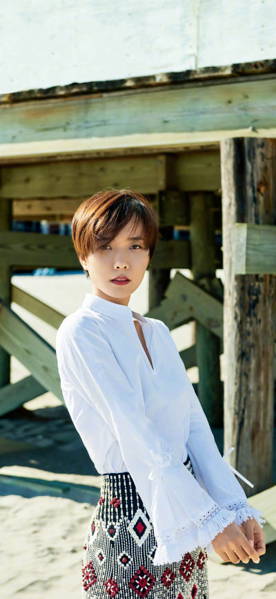 人像壁纸 [2436×1125]短发 艺人 王珞丹 演员 苹果手机美女壁纸图片
