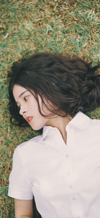 人像壁纸 [2436×1125]女孩 躺下 草地 短发 苹果手机美女壁纸图片