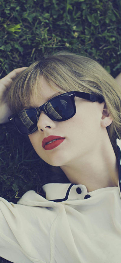 人像壁纸 [2436×1125]Taylor Swift 歌手 音乐人 明星 艺人 草坪欧美 苹果手机美女壁纸图片