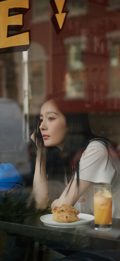 人像壁纸 [2436×1125]杨幂 演员 明星 窗边 艺人 苹果手机美女壁纸图片