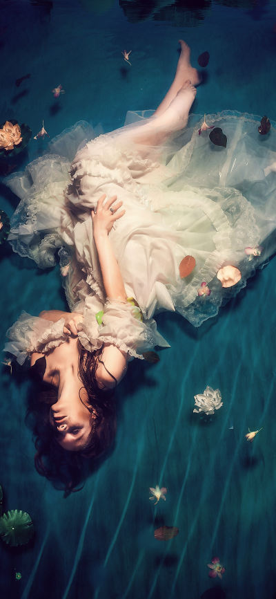 人像壁纸 [2436×1125]性感 拍摄 水面 造型 仰面 女孩 苹果手机美女壁纸图片