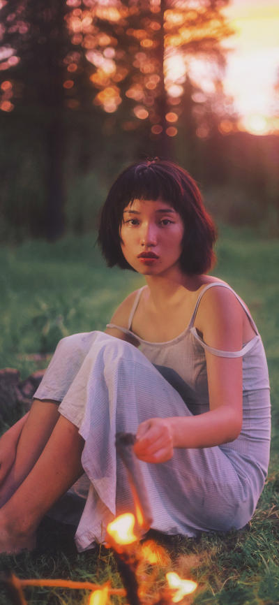 人像壁纸 [2436×1125]短发 女孩 郊外 港风写真 苹果手机美女壁纸图片