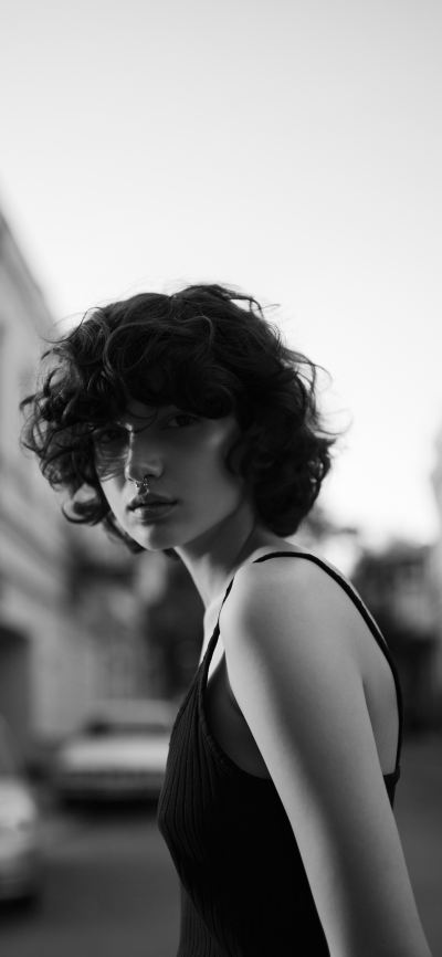 人像壁纸 [2436×1125]欧美 黑白 短发 个性 性感 苹果手机美女壁纸图片