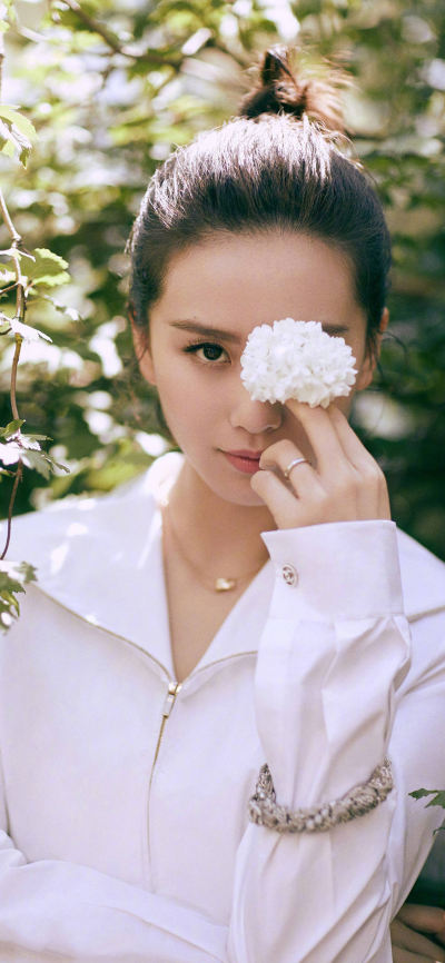 人像壁纸 [2436×1125]刘诗诗 演员 明星 艺人 鲜花 苹果手机美女壁纸图片