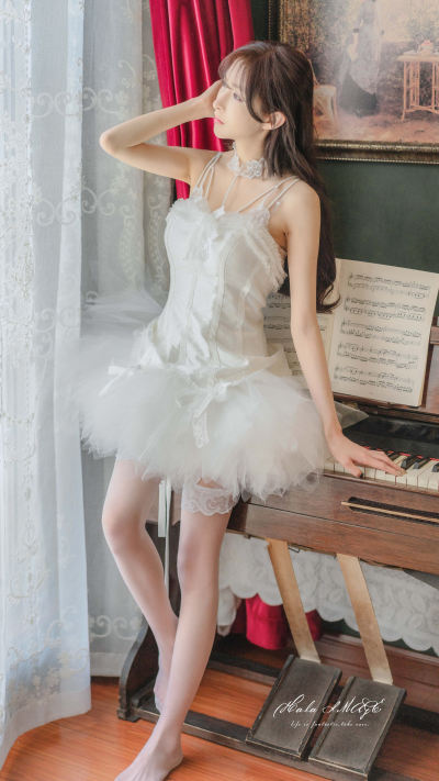 人像壁纸 美女白色裙子 钢琴 4k手机美女壁纸竖屏2160×3840