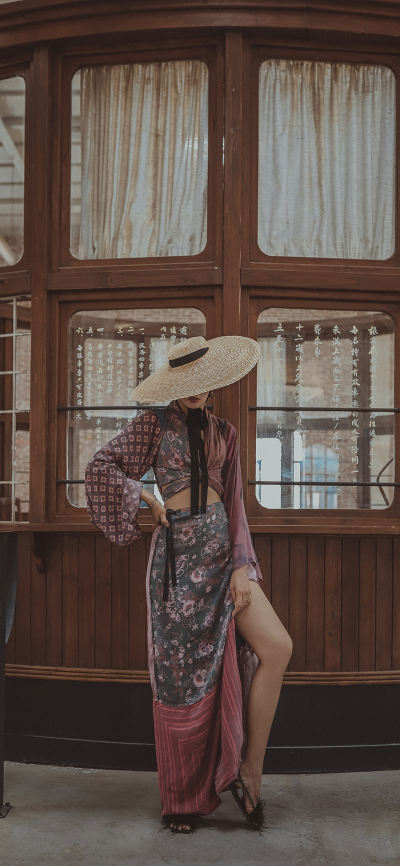 人像壁纸 [2436×1125]古风写真 女孩 大长腿 帽子 苹果手机美女壁纸图片