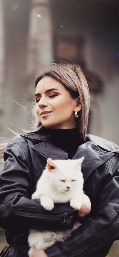 人像壁纸 [2436×1125]欧美 美女 宠物 猫咪 白猫 苹果手机美女壁纸图片