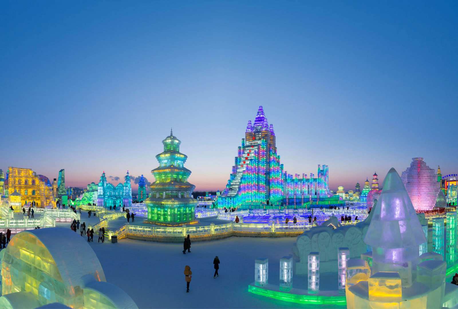 必应壁纸 2019年1月6日 哈尔滨冰雪节，中国
