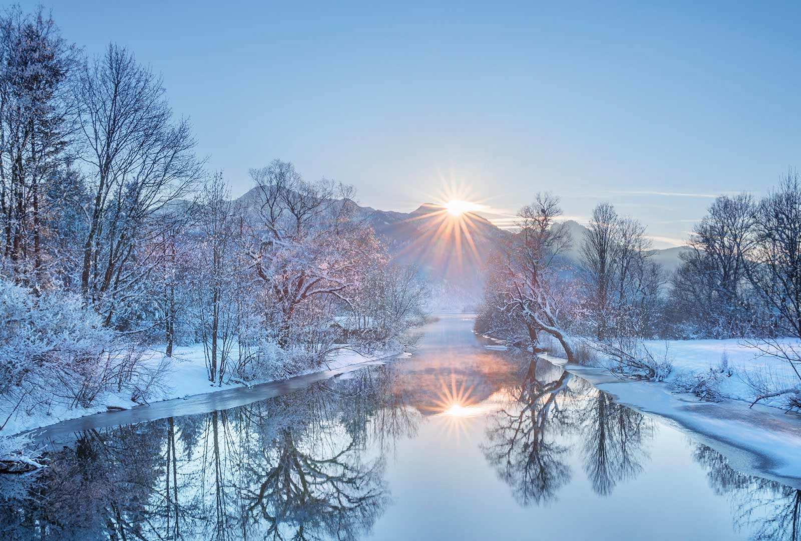 必应壁纸 2019年2月12日 洛伊萨赫河与海姆加滕山，德国巴伐利亚