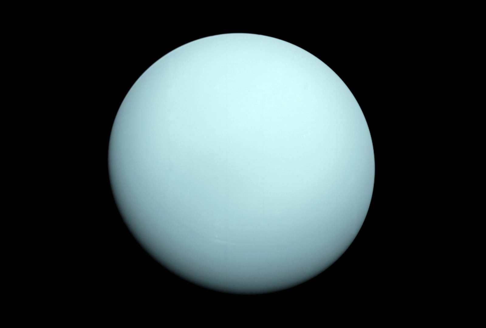 必应壁纸 2019年3月13日 1986年由太空探测器旅行者2号拍摄的天王星照片