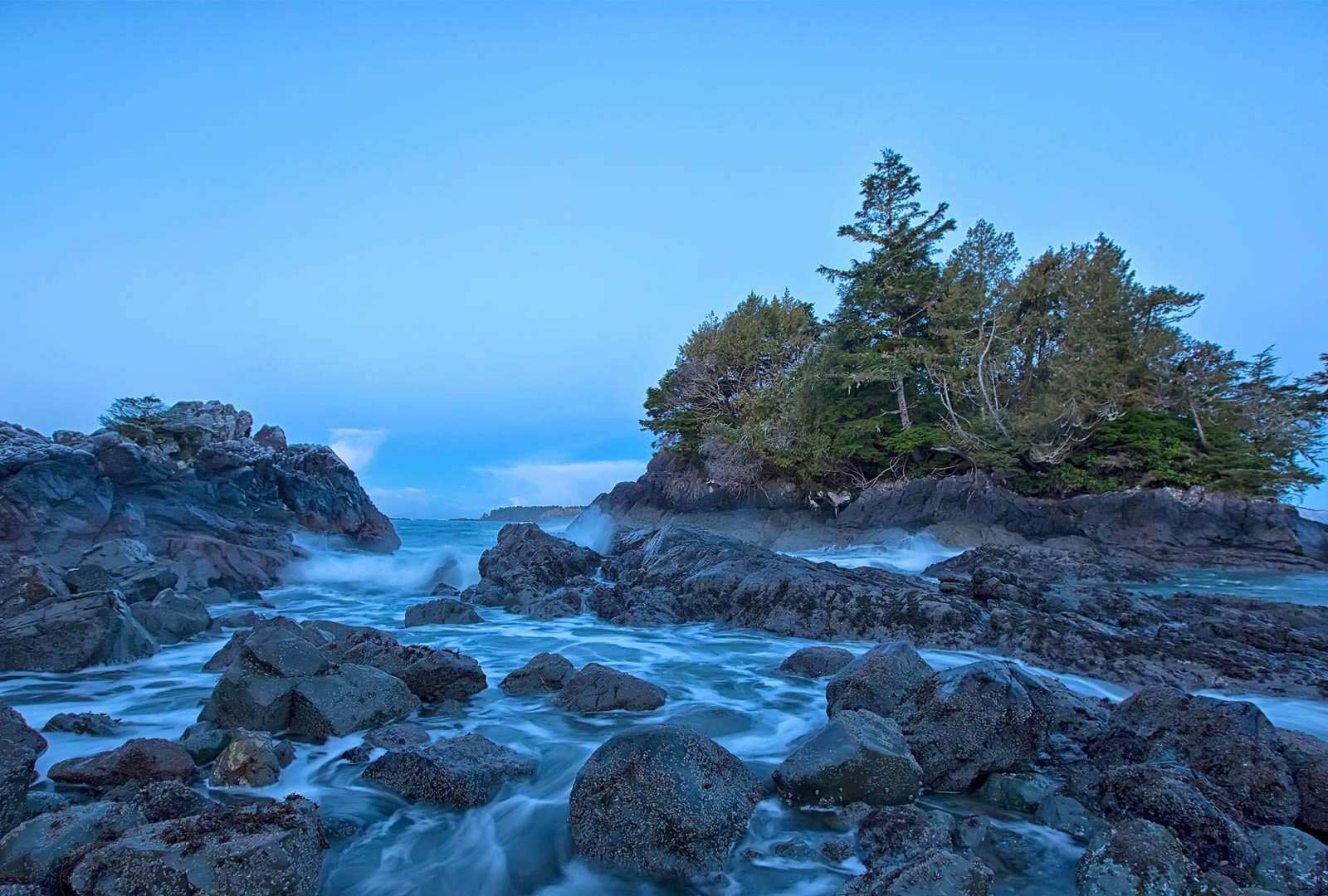 必应壁纸 2019年3月18日 温哥华岛托菲诺附近的海岸线，加拿大不列颠哥伦比亚省