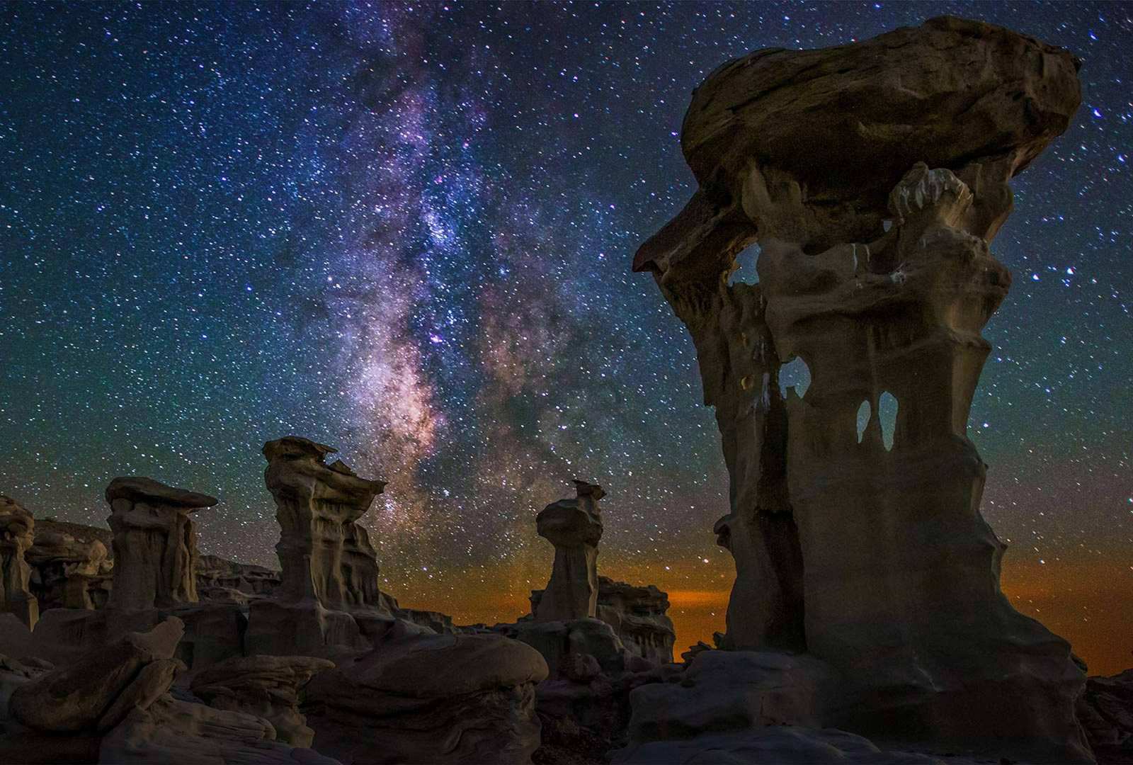 必应壁纸 2019年4月3日 Bisti/De-Na-Zin Wilderness上空的银河，美国新墨西哥州
