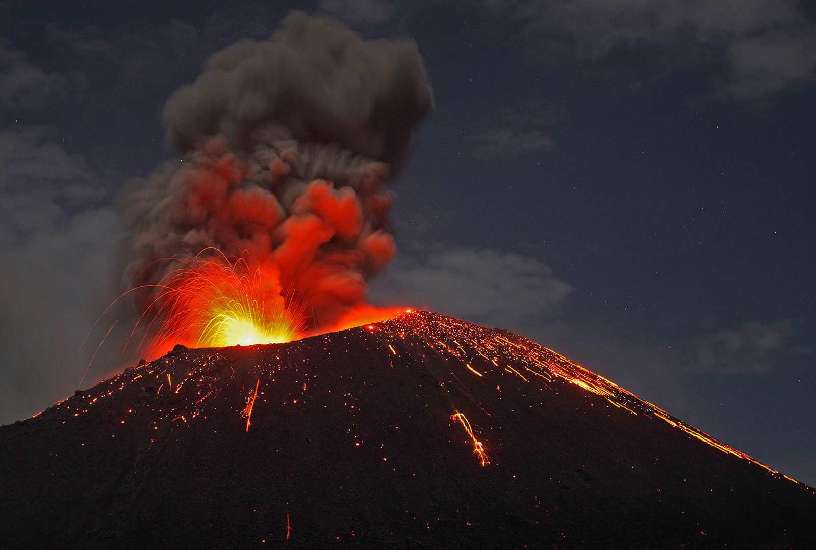 必应壁纸 2019年8月27日 苏门答腊海岸正在喷发的喀拉喀托火山，印度尼西亚