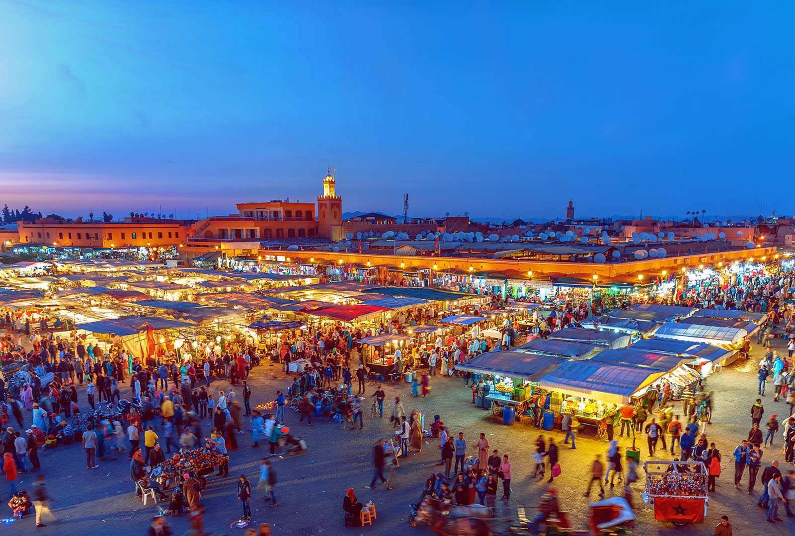 必应壁纸 2019年11月30日 马拉喀什的Jemaa el-Fnaa广场