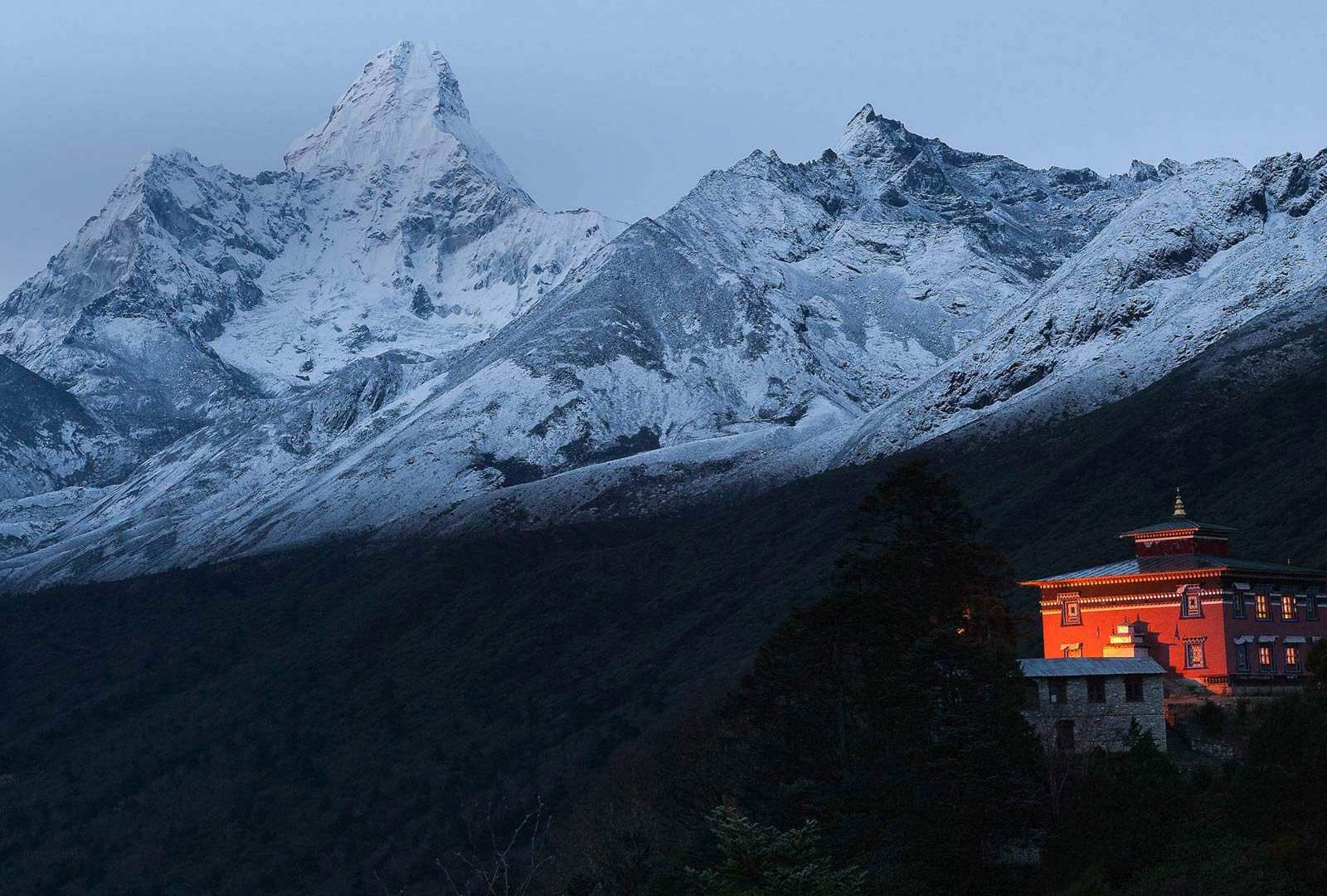 必应壁纸 2019年12月11日 喜马拉雅山脉中的Tengboche修道院，尼泊尔