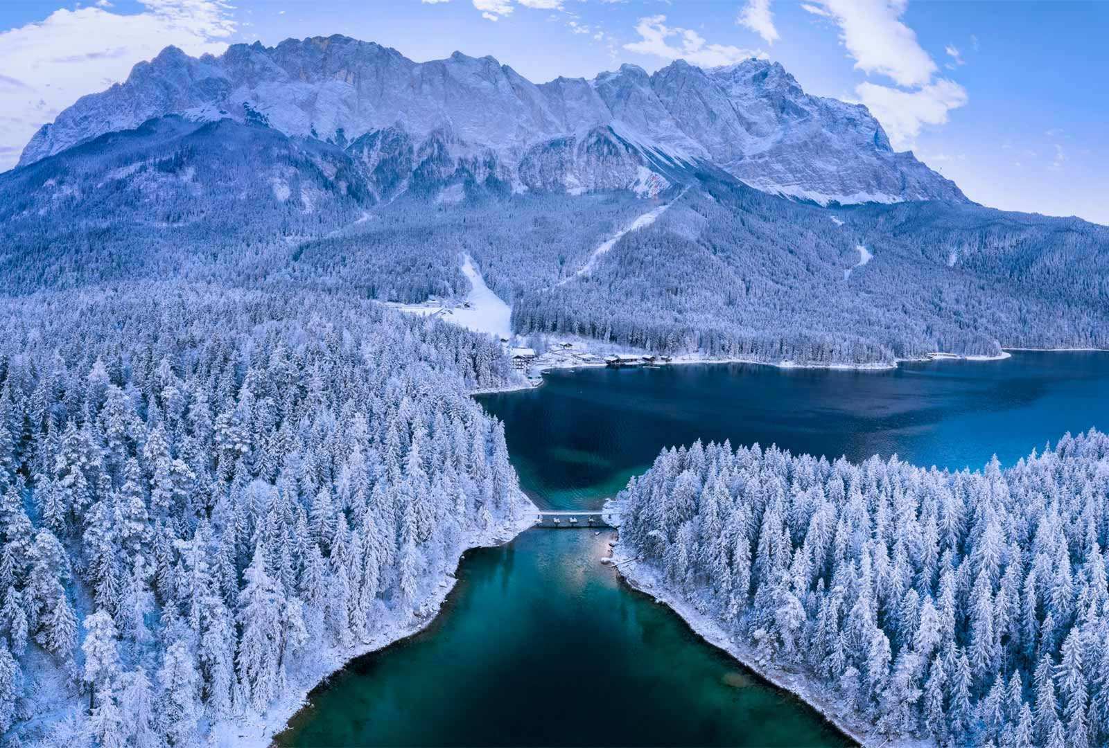 必应壁纸 2020年1月12日 楚格峰下的艾布湖，德国巴伐利亚