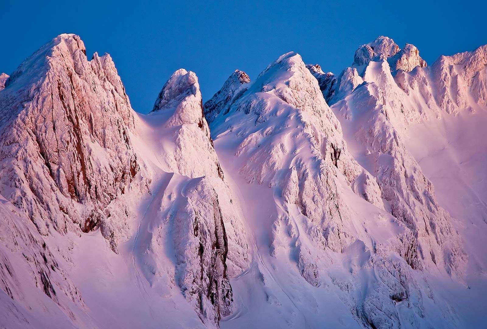 必应壁纸 2020年2月9日 欧罗巴山Los Argaos山脉上的日落，西班牙阿斯图里亚斯