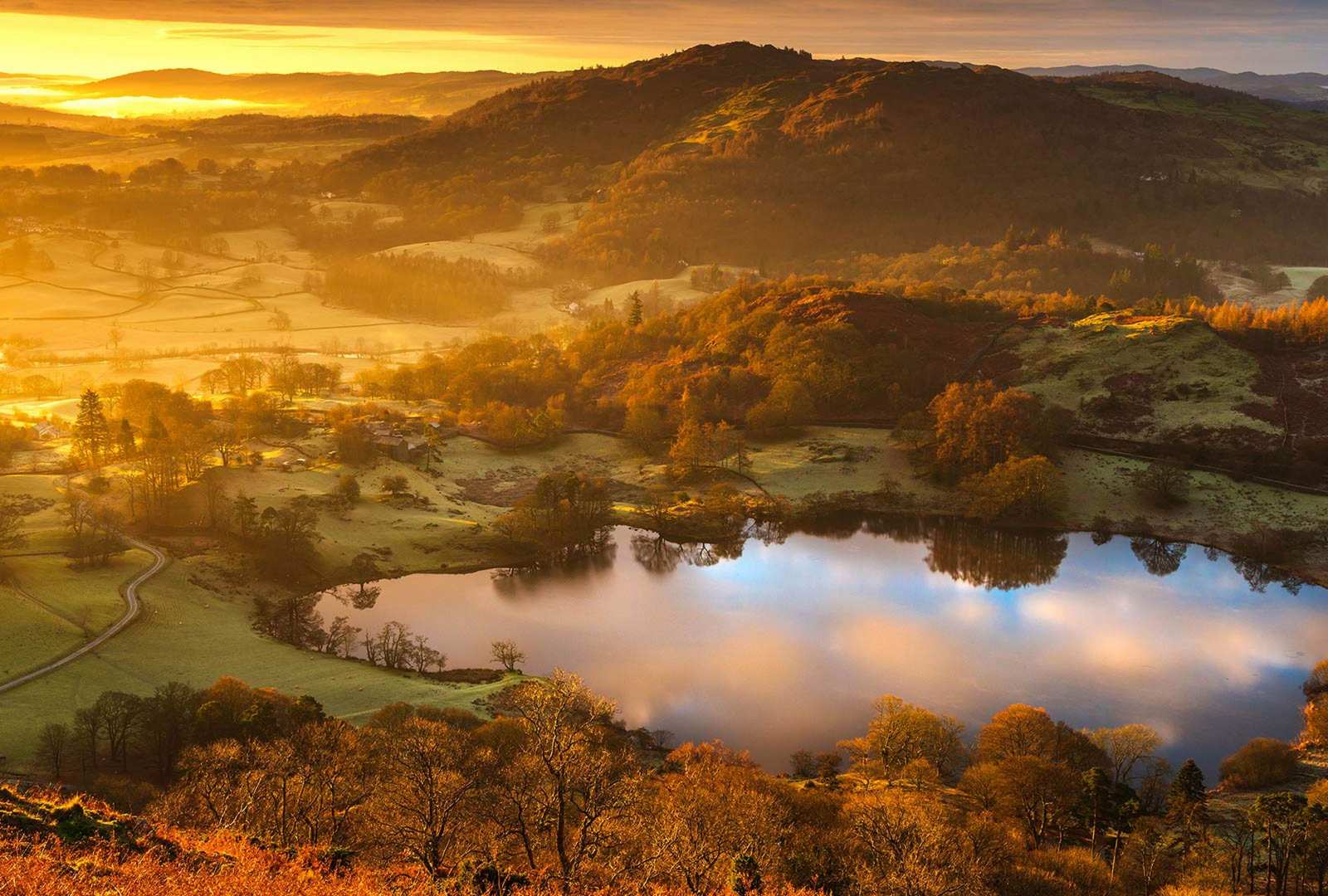 必应壁纸 2020年3月21日 Loughrigg Tarn的日出，英国英格兰湖区安布尔塞德