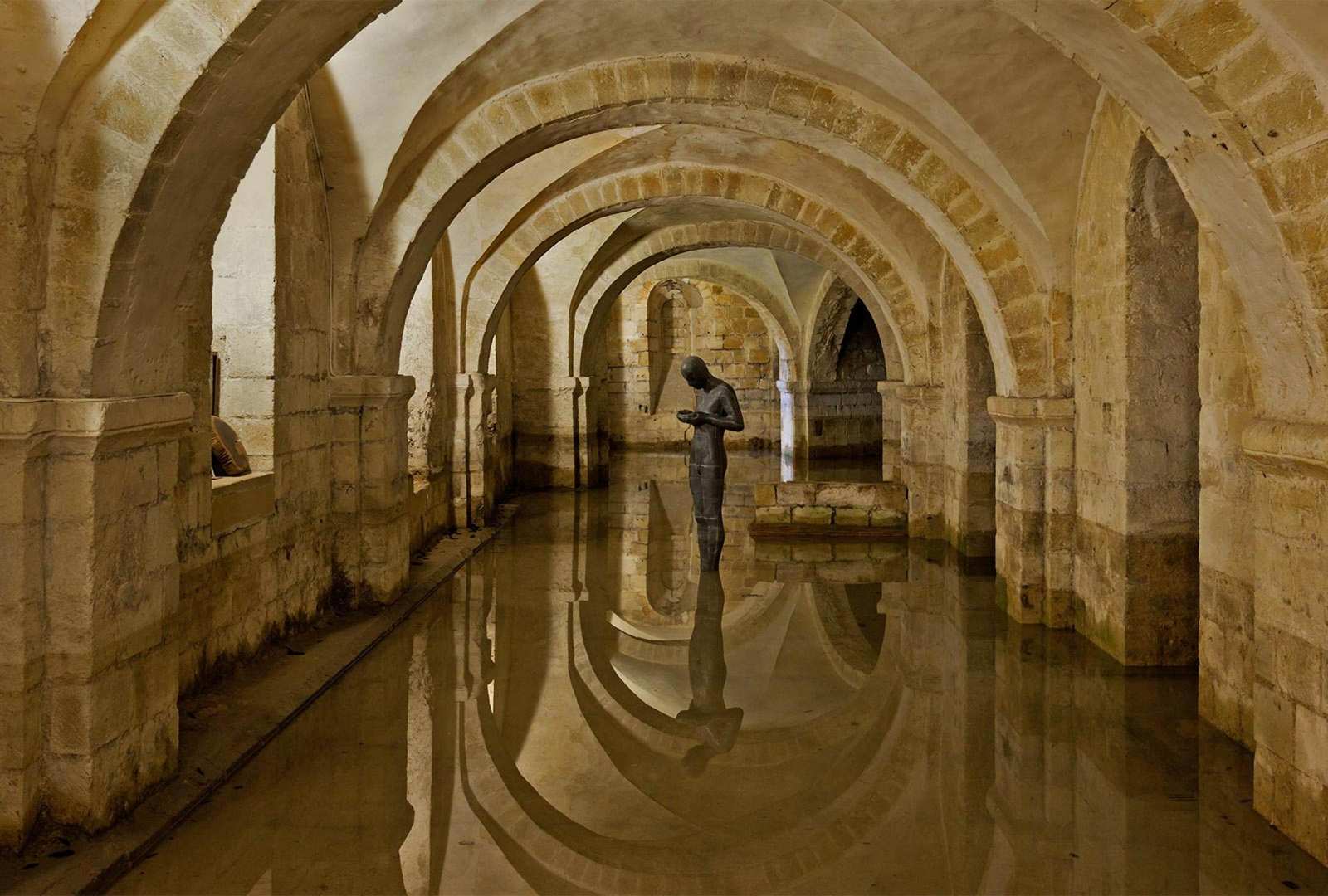 必应壁纸 2020年7月15日 被洪水淹没的温彻斯特大教堂地下室，英国汉普郡
