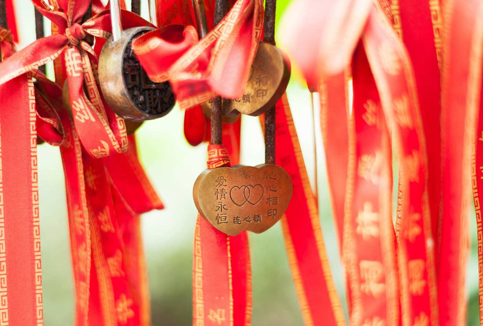 必应壁纸 2020年8月25日 【今日七夕】Love locker on a red stripe hanging in a temple in Chengdu, China © Philippe LEJEANVRE/Getty Images