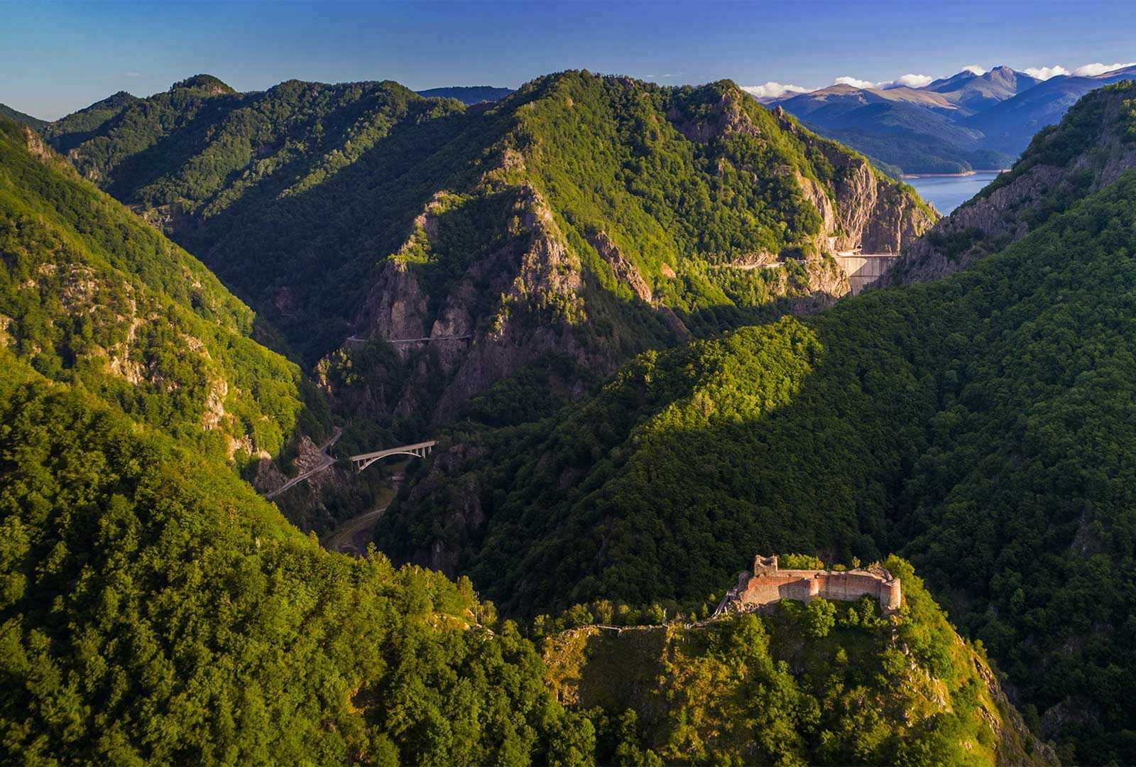 必应壁纸 2020年10月12日 堡垒山上的珀纳里城堡，法加拉斯山,罗马尼亚