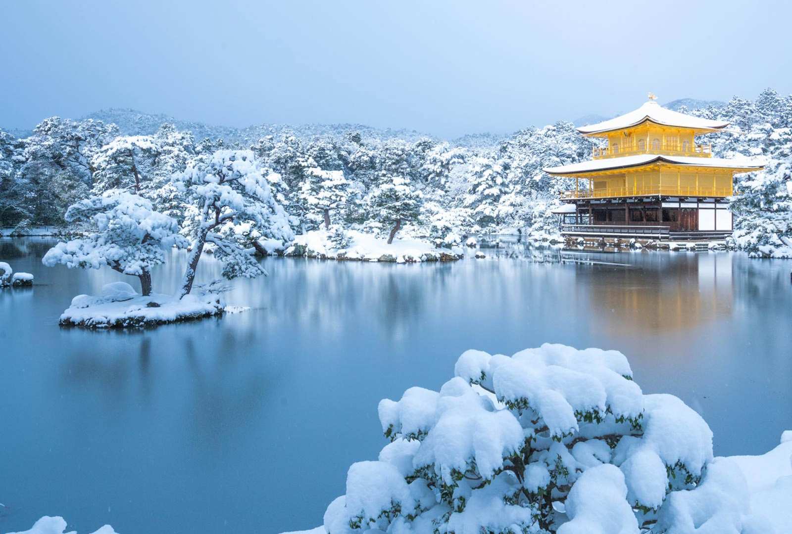 必应壁纸 2020年12月9日 冬天的金阁寺，日本京都