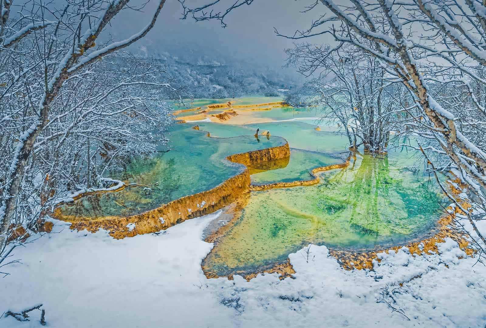 必应壁纸 2021年1月10日 四川黄龙风景名胜区，中国