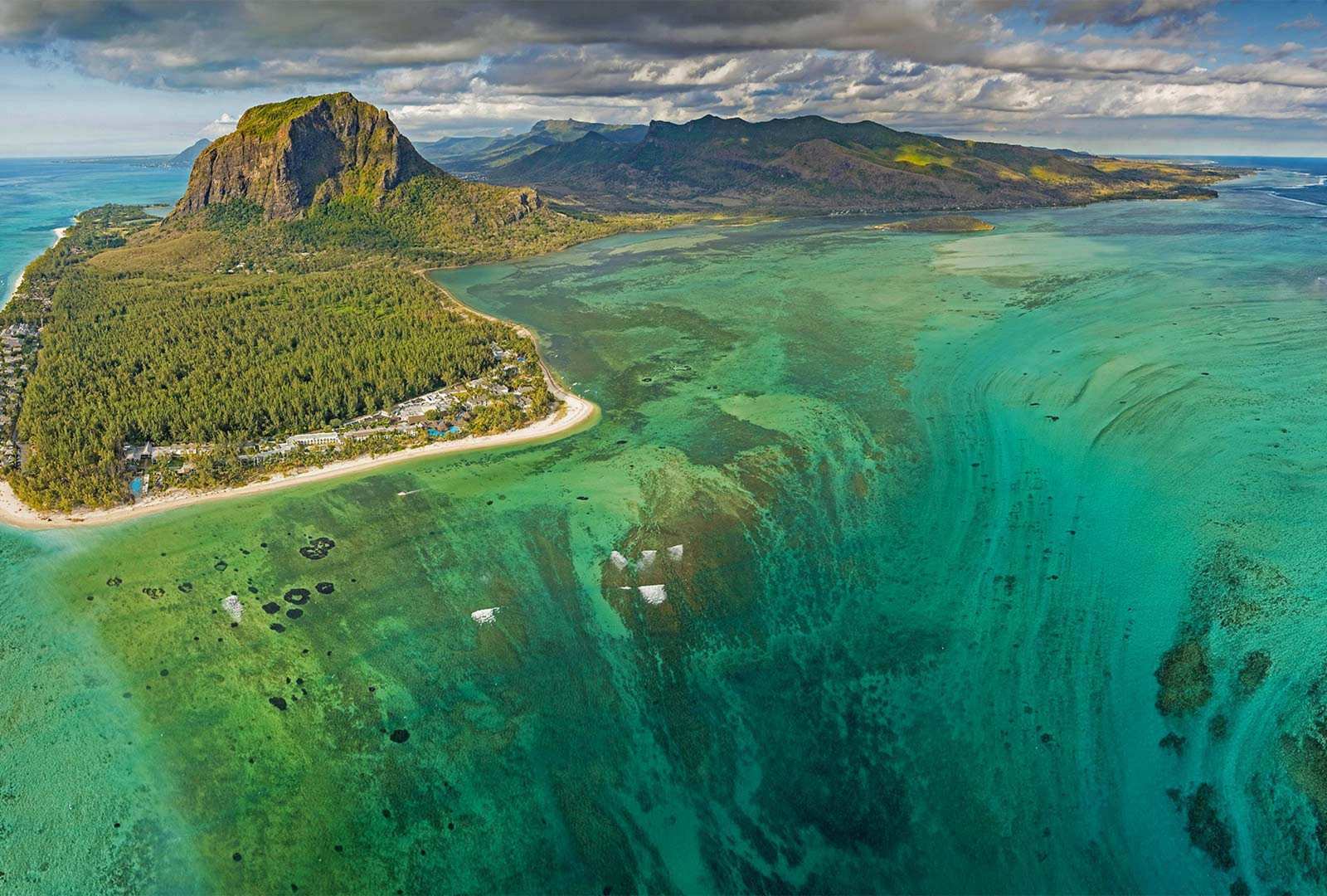 必应壁纸 2021年2月24日 莫纳布拉班特山，毛里求斯