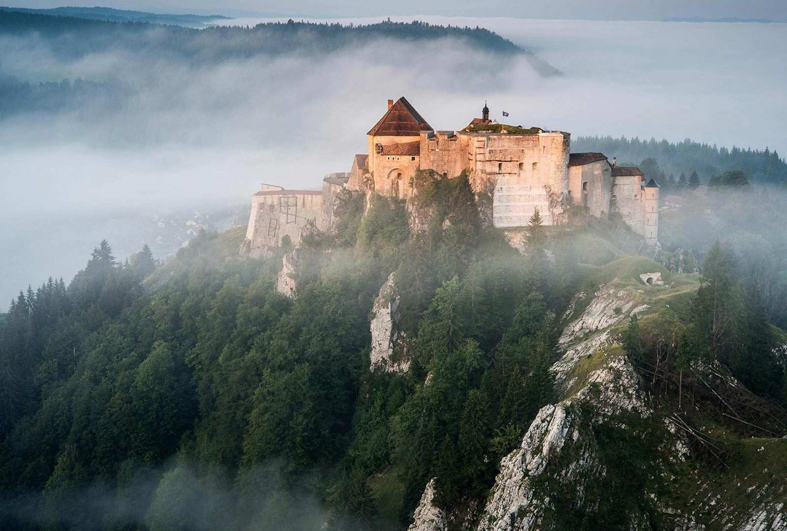 必应壁纸 2021年3月22日 汝拉山中的Chateau de Joux堡，法国