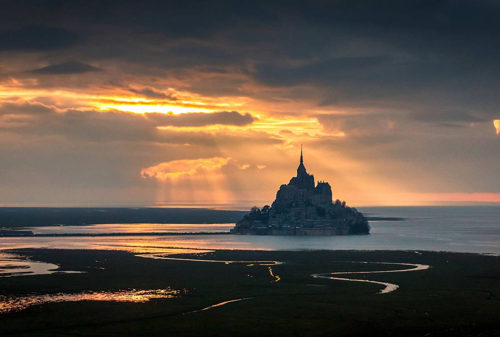 必应壁纸 2021年4月30日 处于美轮美奂的光影中的圣米歇尔山