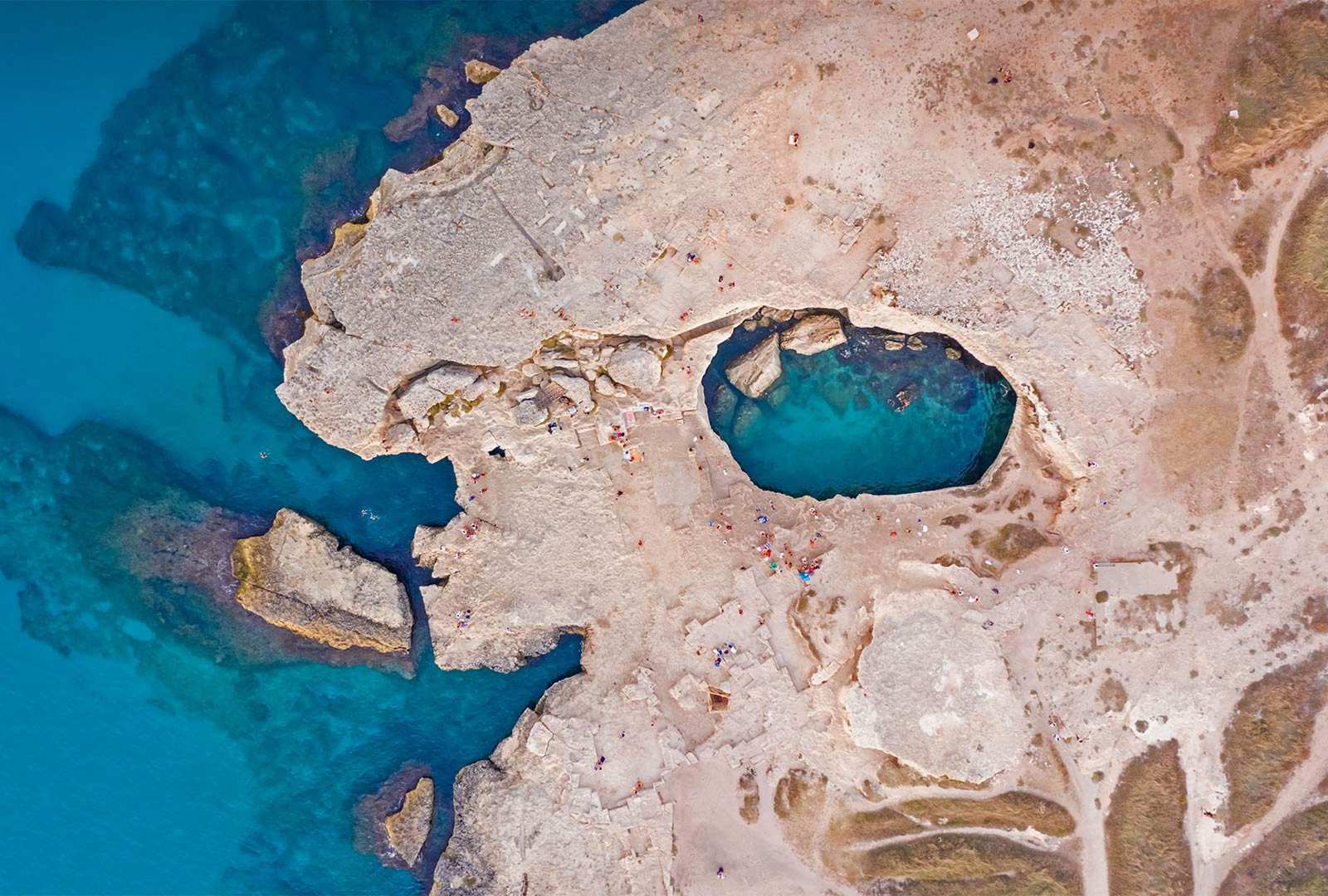 必应壁纸 2021年6月1日 鸟瞰罗卡附近的Grotta della Poesia，意大利莱切