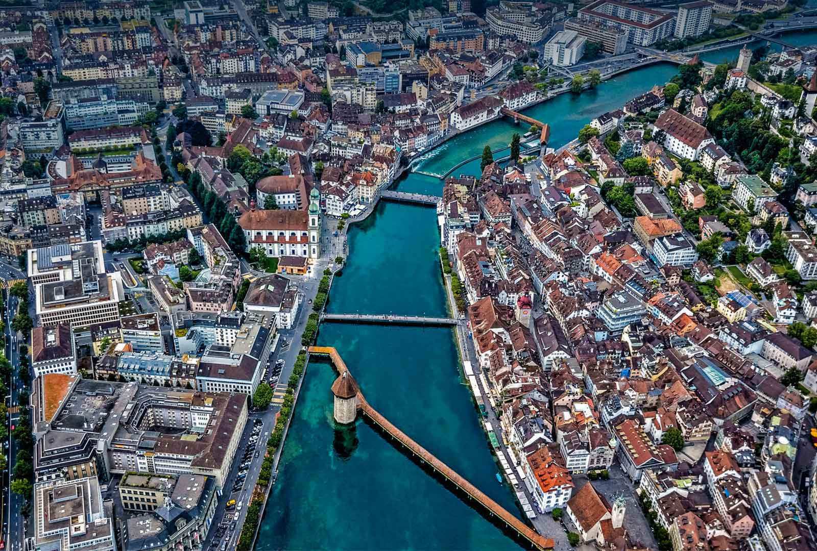 必应壁纸 2021年6月18日 Aerial view of Chapel Bridge over the river Reuss in Lucerne, Switzerland