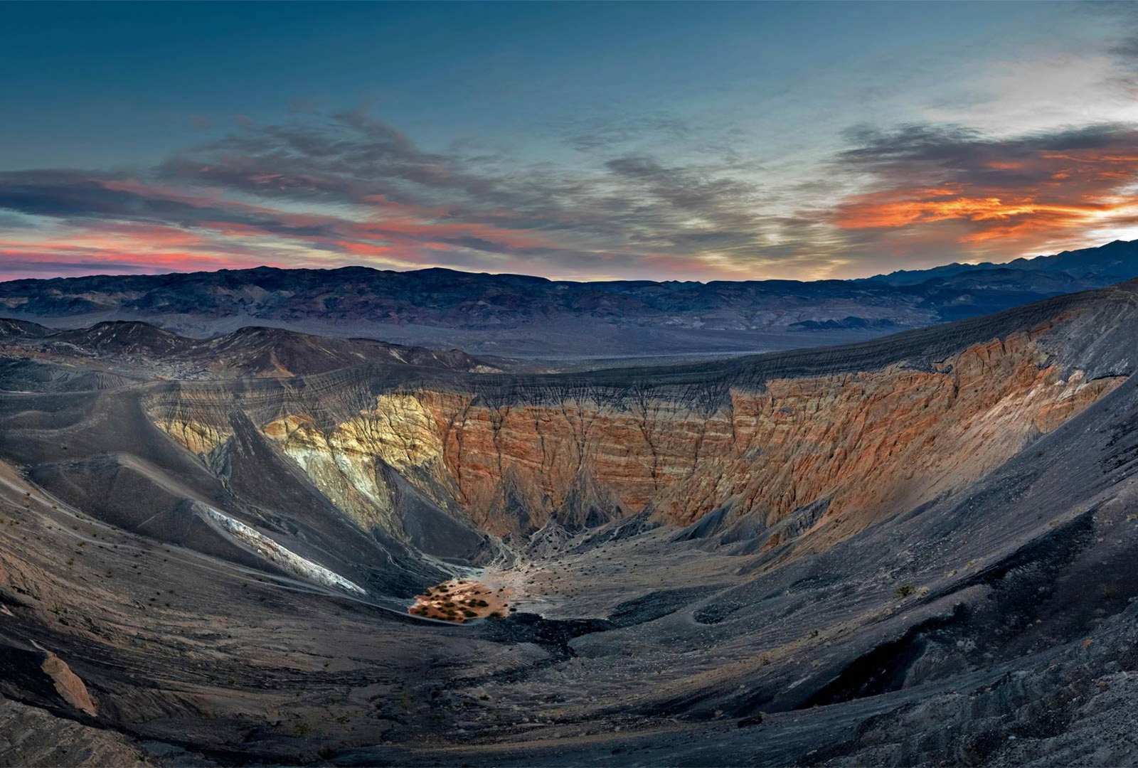 必应壁纸 2021年8月14日 死亡谷国家公园里的优比喜比火山口，加利福尼亚州